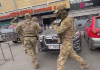 В ТЦ «Беш-Сары» торговали краденными телефонами, туда нагрянул спецназ (видео)