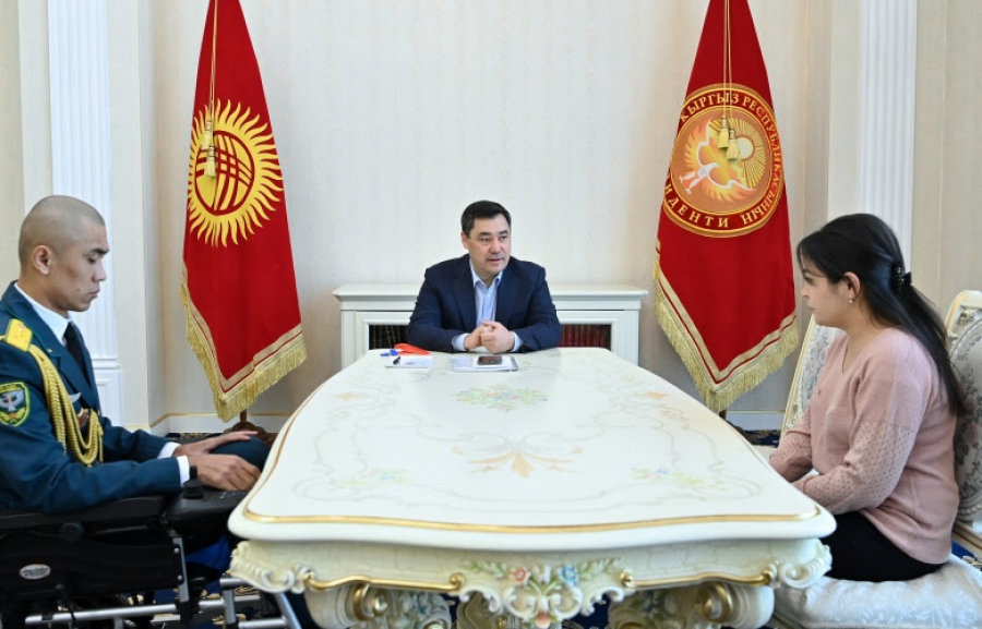 Садыр Жапаров вручил начальнику погранзаставы «Кок-Таш» ключи от квартиры в Бишкеке
