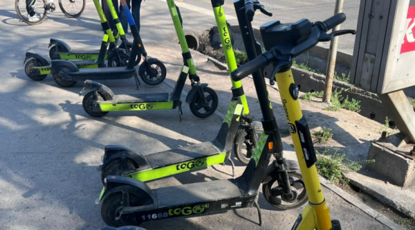 В Бишкеке пожаловаться на электросамокаты теперь можно через мобильное приложение