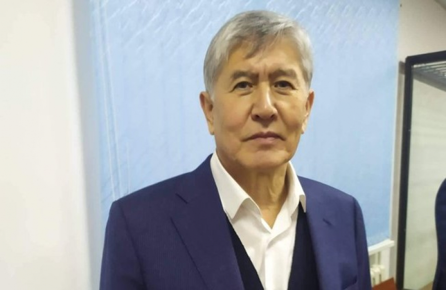 Алмазбека Атамбаева доставили в суд по делу о строительстве школы в Калыс-Ордо (видео)