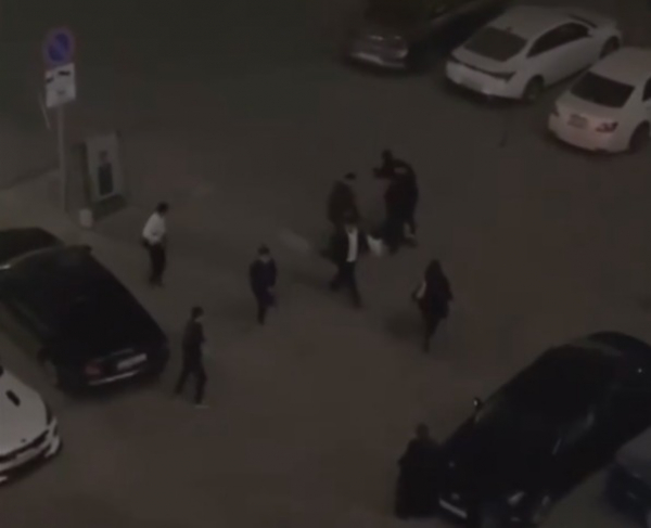 Ночью возле торгового центра в Бишкеке произошла массовая драка (видео)