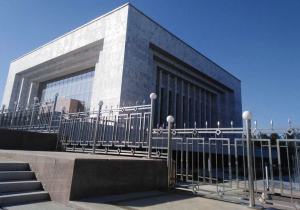 «Ужас, колхоз». В Минкульте пояснили, зачем установлен забор вокруг исторического музея