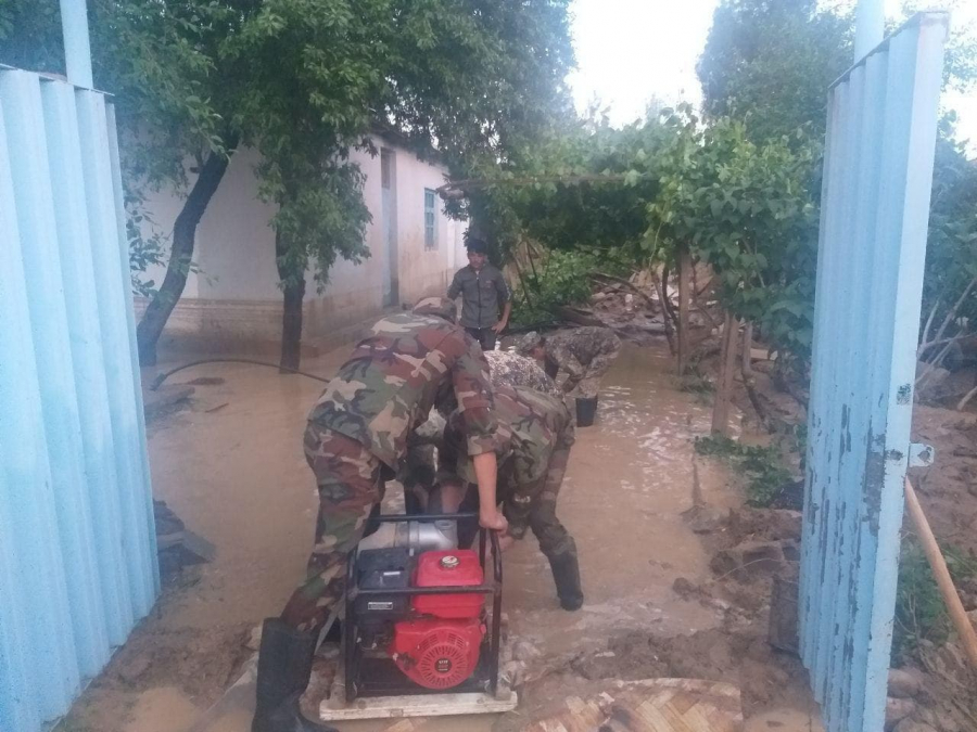 В Нарынском районе сели затопили дома, дворы и дороги - видео