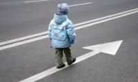 На Иссык-Куле милиционер спас годовалого ребенка, стоявшего на дороге