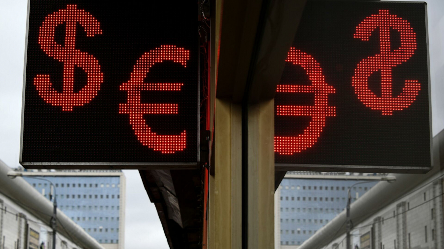 В Бишкеке впервые за последние 20 лет курс евро упал и сравнялся с долларом
