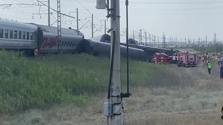 Под Волгоградом сошел с рельсов пассажирский поезд, пострадали более 20 человек
