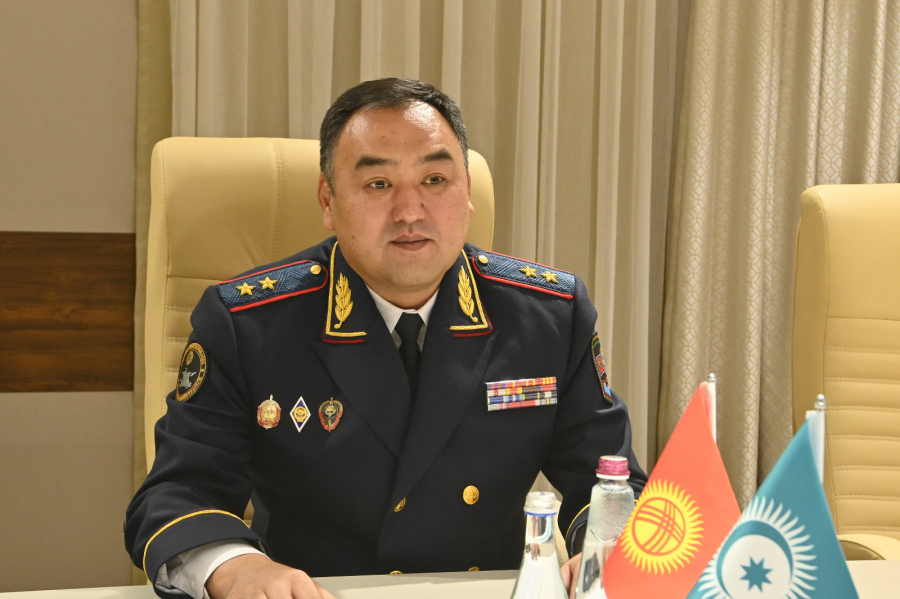 Kazni za neupoštevanje prometne kulture in obveznost ustavljanja vozilom s posebnimi lučmi