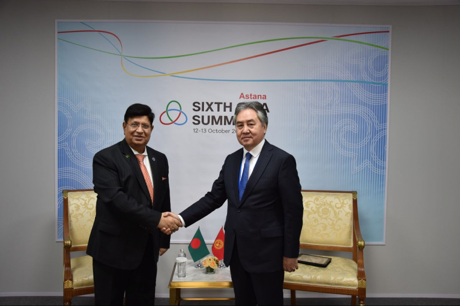 Министр иностранных дел Жээнбек Кулубаев провел встречу со своим коллегой из Бангладеша Абдулом Моменом