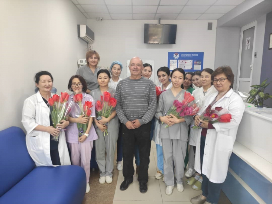 Бишкекчанин порадовал цветами 500 женщин