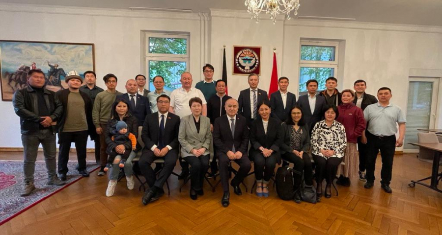 Депутаты ЖК встретились с представителями кыргызской диаспоры в Берлине