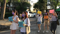 В Бишкеке прошел марш против домогательств. Девушки вышли в шортах