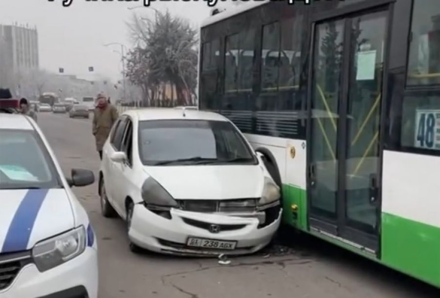В Бишкеке произошло очередное ДТП с участием нового автобуса - видео