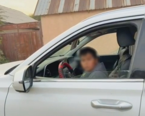Бишкекчанка посадила за руль 12-летнего сына, а на замечание нахамила (видео)