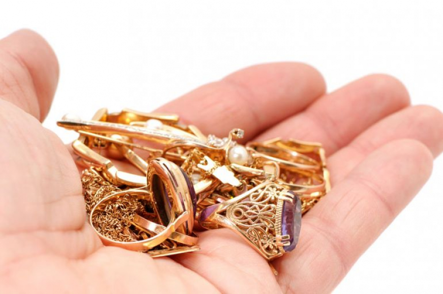 Мошенница продала кыргызстанке медные украшения под видом золотых