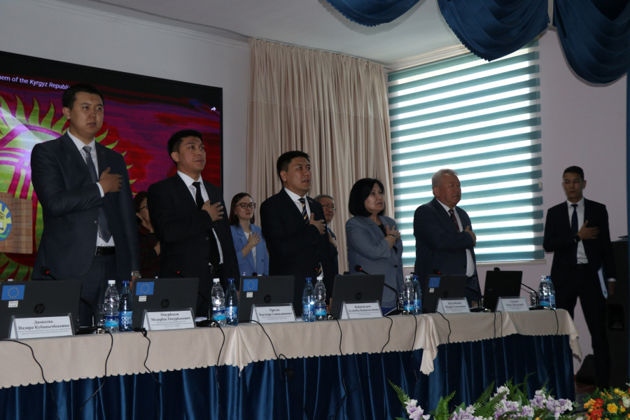 В школах Кыргызстана в начале и конце недели будут исполнять гимн КР