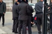 Задержанные митингующие сидят на корточках в окружении милиционеров (видео)