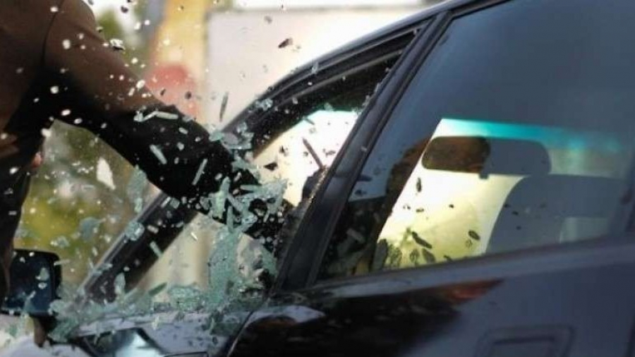 В южных микрорайонах Бишкека неизвестные разбили стекла более 12 машин (видео)
