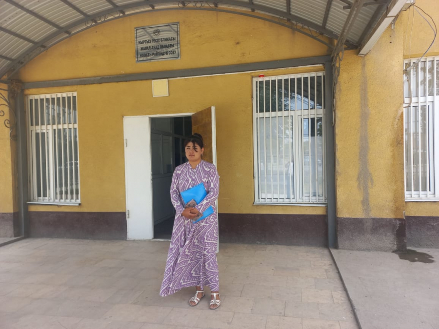 Женщина не может вывезти детей-близняшек в Узбекистан. Она в отчаянии