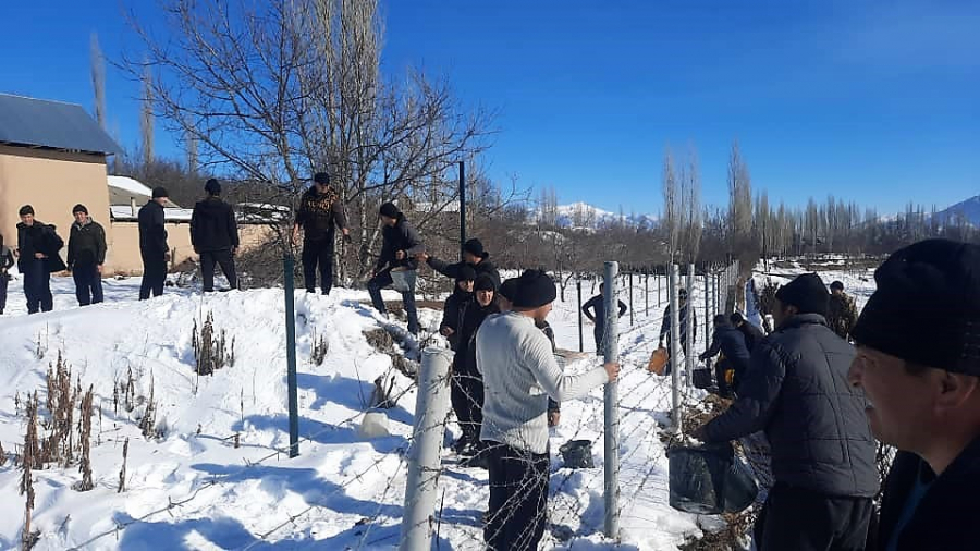 Пограничники КР разрешили гражданам Узбекистана пройти за оградительное сооружение на территорию Кыргызстана за водой