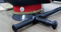 Милиционера, оскорбившего волонтеров на блокпосту в Токтогуле, освободили от должности