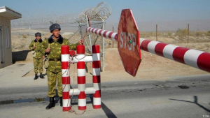 На границе с Таджикистаном перевозчик контрабанды, увидев пограничников, бросил автомобиль и убежал