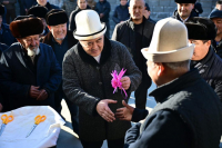 Камчыбек Ташиев вручил ключи от нового дома сельскому мулле