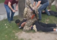 На улице в Бишкеке силовики задержали подозреваемого в вымогательстве (видео)