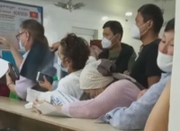 Пациенты Кыргызско-турецкой больницы «Дружба» в панике не соблюдают дистанцию (видео)