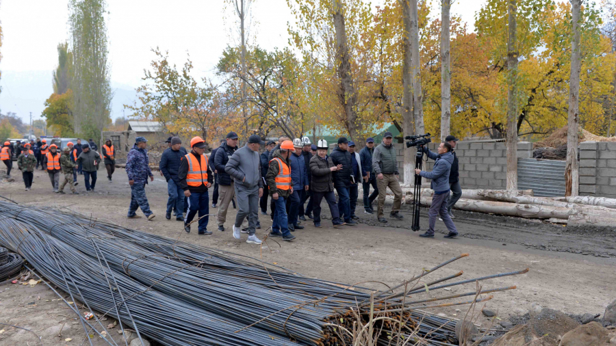 Акылбек Жапаров проверил ход строительства жилых домов и соцобъектов в Баткенской области