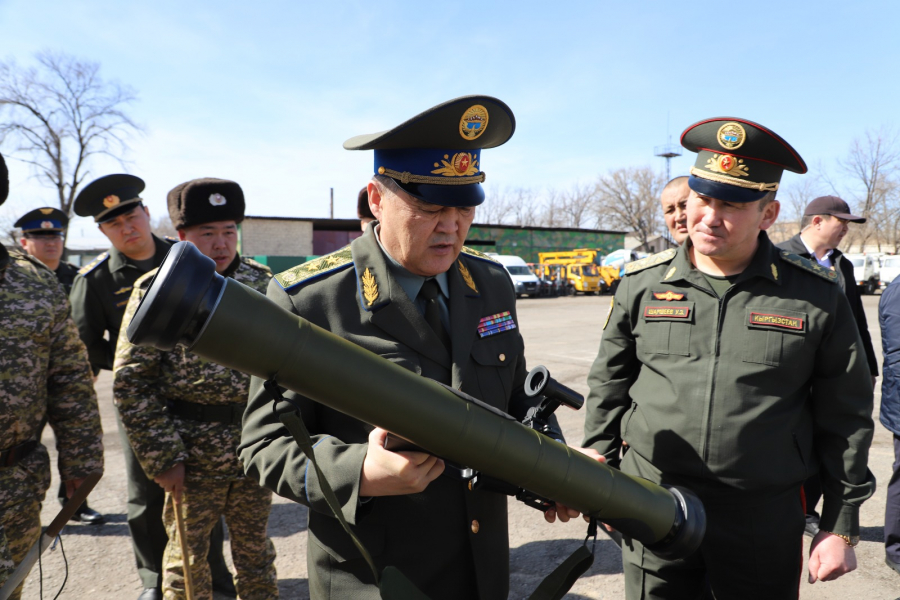 Ташиеву показали новое военно-техническое имущество Погранслужбы ГКНБ - фото