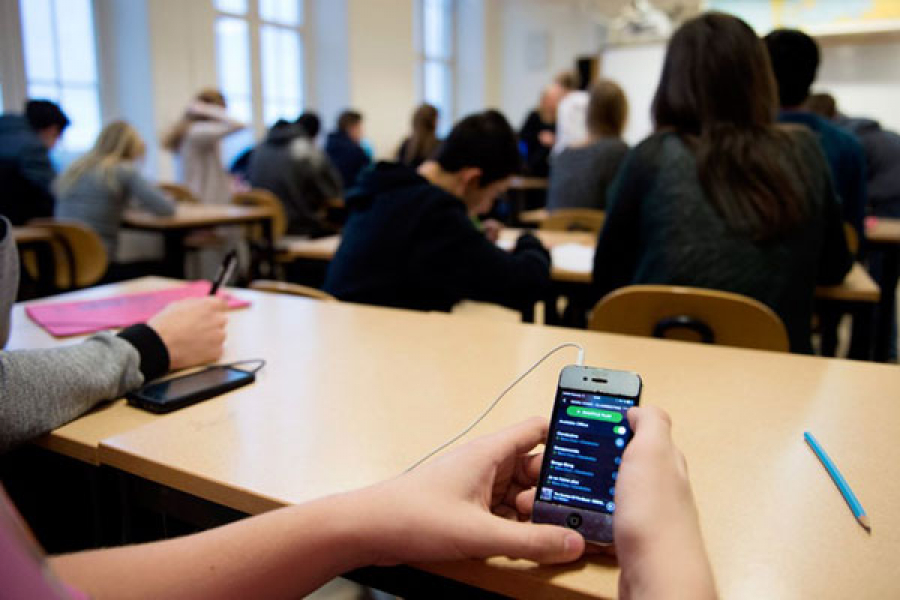 В школах Кыргызстана могут запретить смартфоны