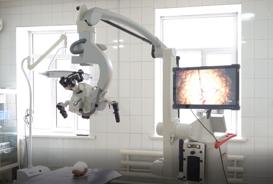 Микроскоп за 35 млн сомов передали отделению нейротравматологии Нацгоспиталя (фото)