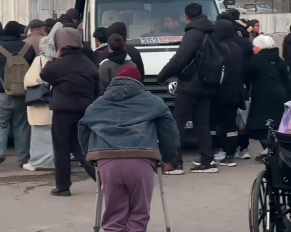 «Невозможно уехать домой». Снова жалобы на автовокзал Бишкека