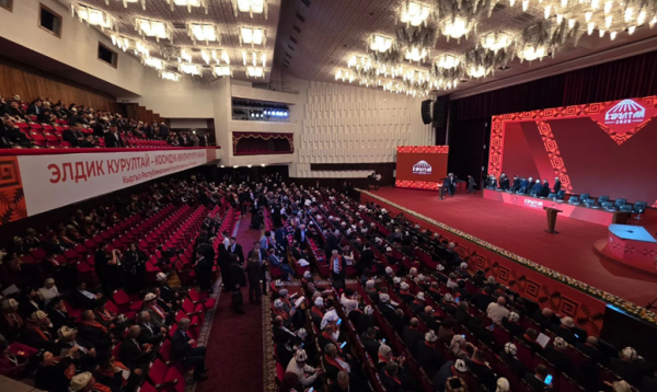 Kirgiški predsednik Sadir Žaparov razočaran nad lažmi delegatov na ljudskem zboru glede udeležbe na volitvah