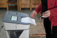 Гражданка, проголосовавшая за «Мекеним Кыргызстан», сфотографировала паспорт на фоне бюллетеня (видео)