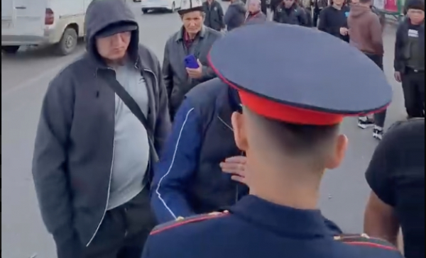 На Ошском рынке патрульного попытались ввязать в драку