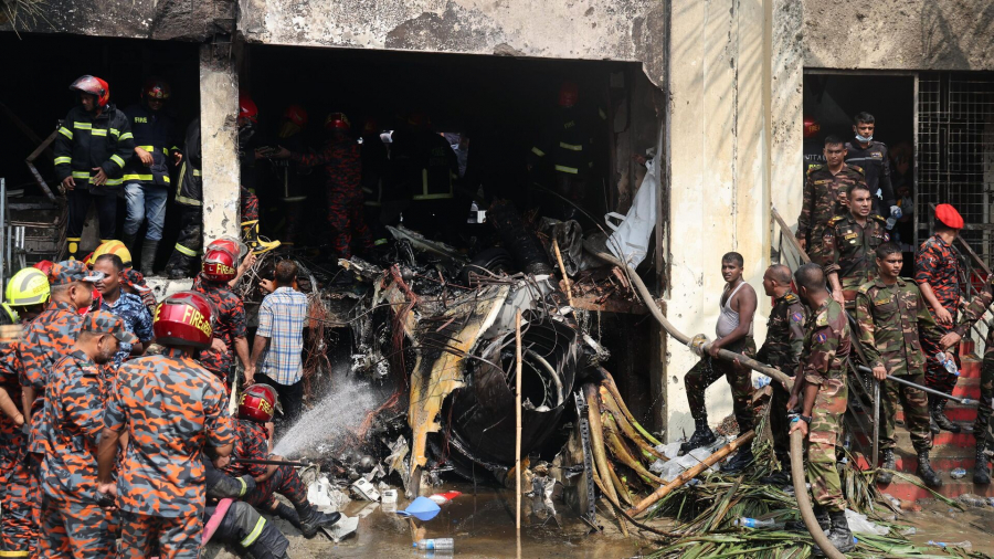 Не менее 19 человек погибли при крушении самолета в столице Бангладеш