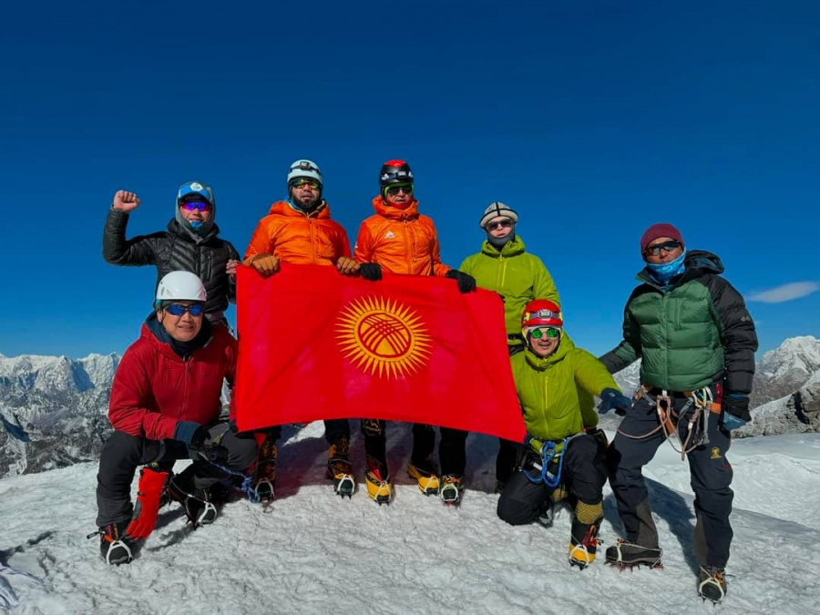 Кыргызстанские альпинисты покорили вершину Лобуче в Гималаях