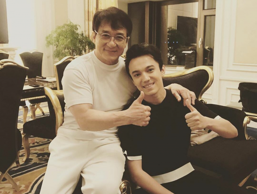 Олар алдымен арық қыздың анусын саусақтарымен тесіп, сосын мүсінімен