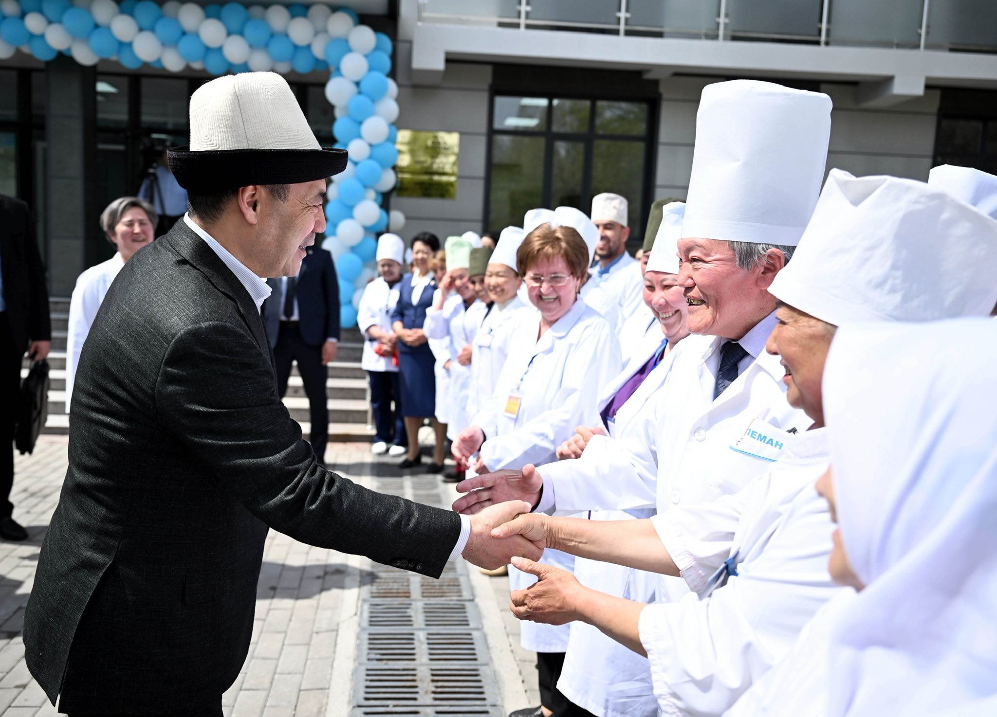 Орунбеков: Около 300 тысяч работников соцсферы получат повышенные зарплаты в конце месяца