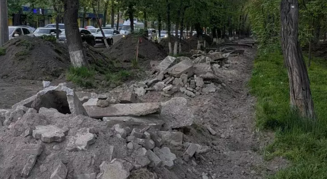 Бульвар Молодой Гвардии в Бишкеке перекопали, кусты уничтожили, теперь объявили тендер на благоустройство