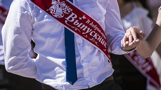 Глава Минпросвещения КР напомнила, что министерство 20 лет запрещает сборы на выпускные вечера