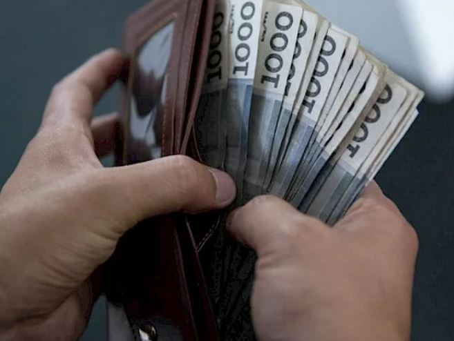 Учителя в Кыргызстане ждут новую зарплату и опасаются несправедливости