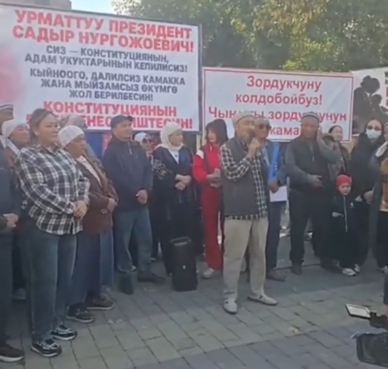 В Бишкеке прошли митинги родственников осужденных за сексуальные преступления с требованием пересмотра дел