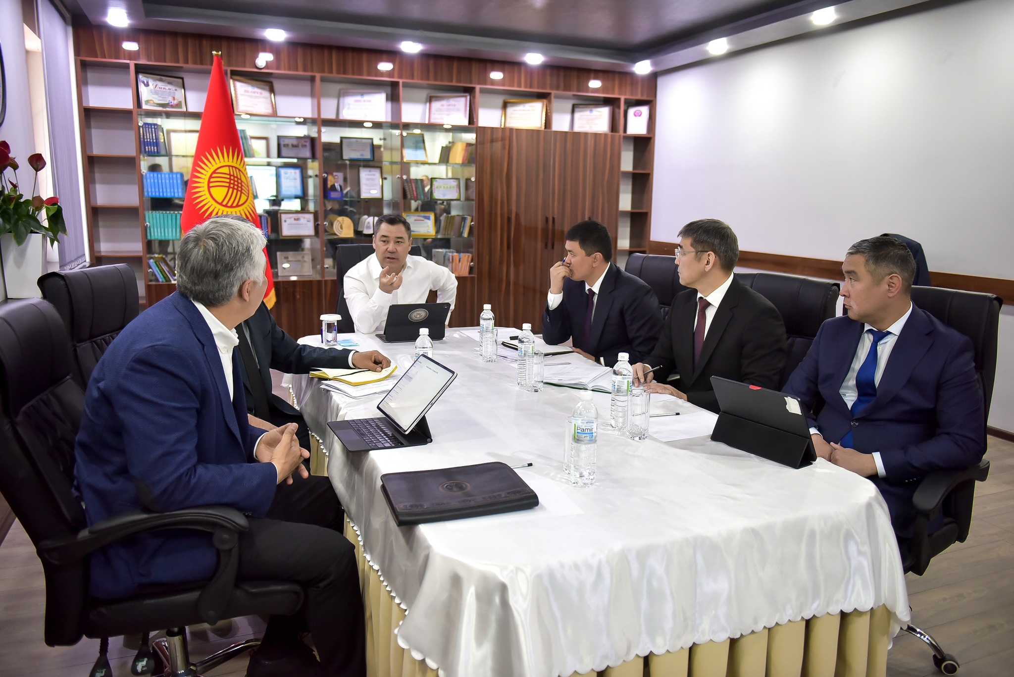 Президент Садыр Жапаров ознакомился с планами развития Ноокатского района