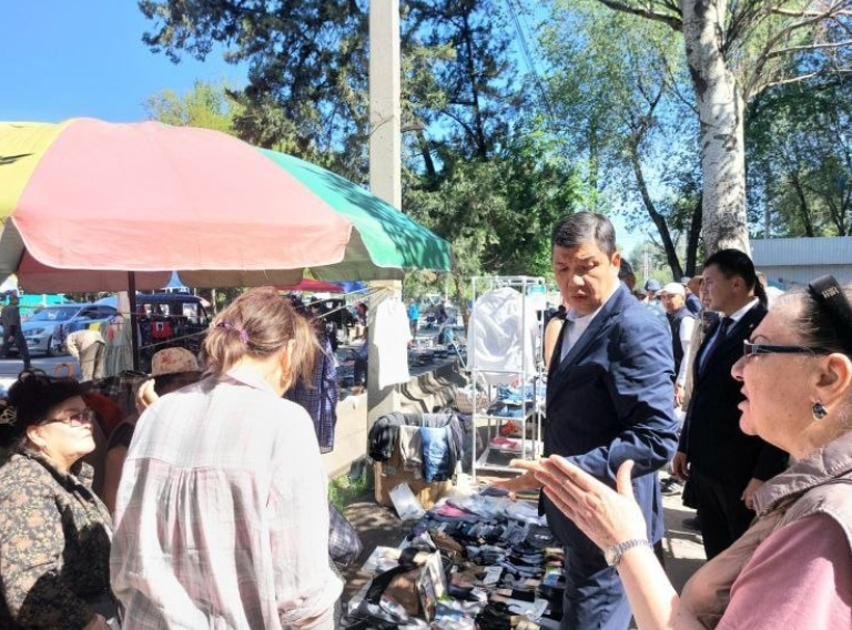 В мэрии Бишкека пока решили не закрывать блошиный рынок на улице Фучика