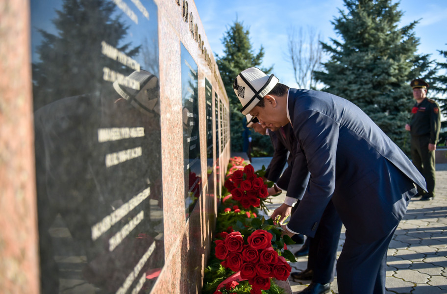 В «Ата-Бейите» почтили память героев Апрельской революции