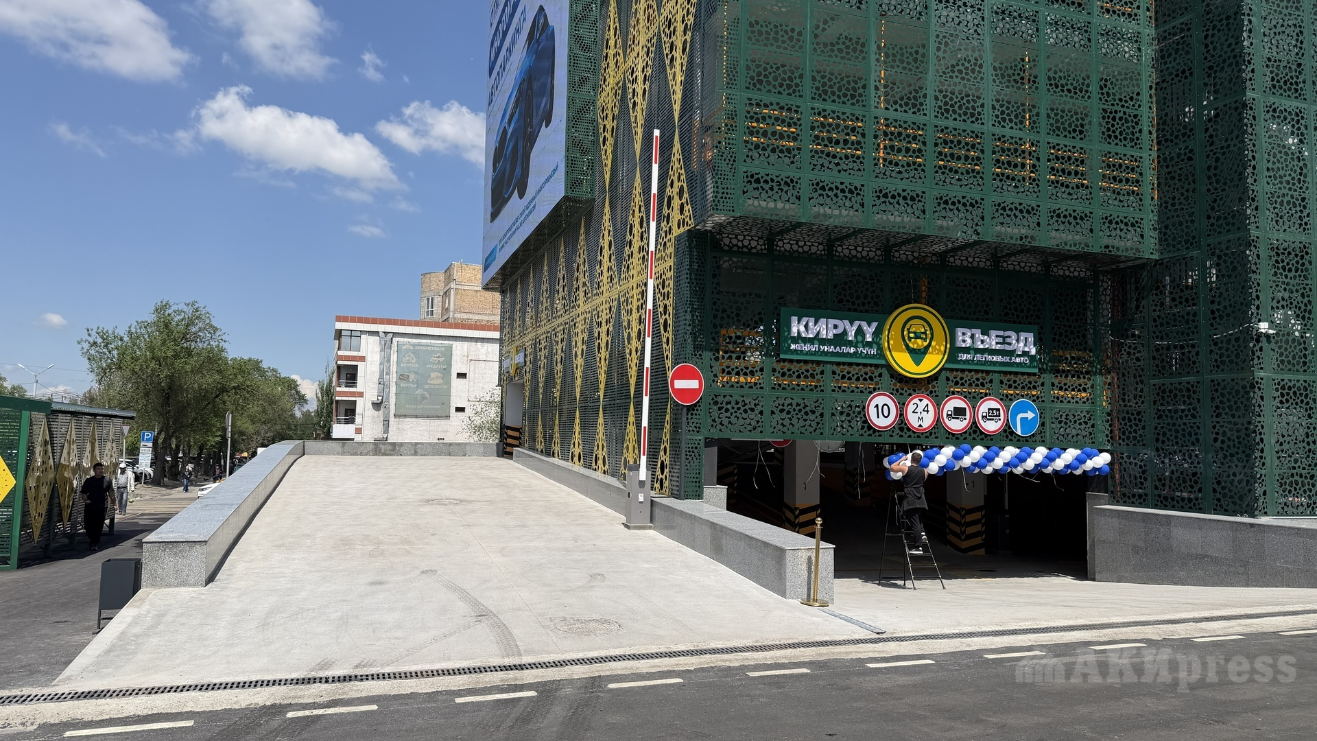 В Бишкеке возле Орто-Сайского рынка открыли многоуровневую парковку