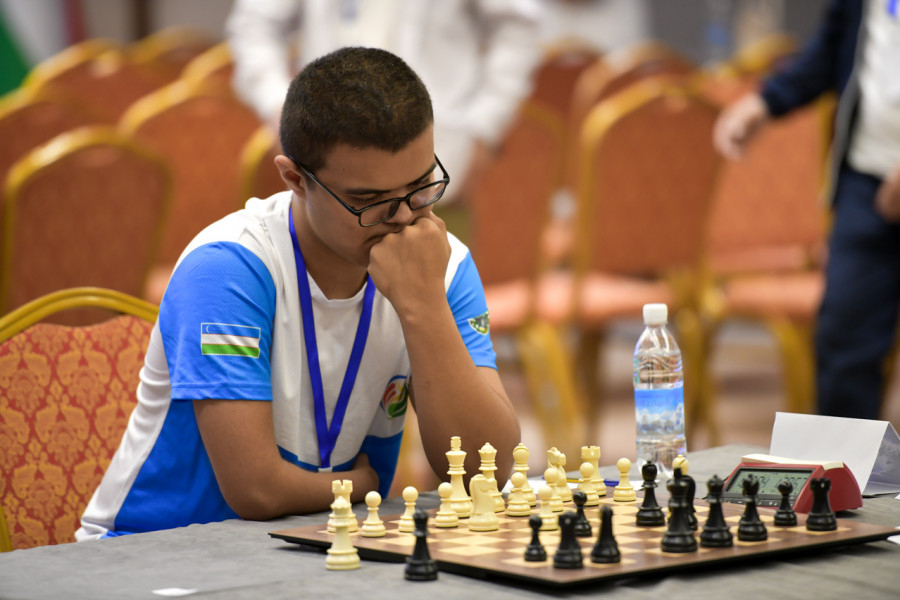 В Бишкеке проходит Первый чемпионат Азии по шахматам среди людей с инвалидностью